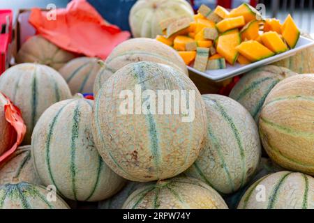 Gelber Honig aus Cavaillon, reife runde Charentais Honig-Cantaloupe Melonen auf lokalem Markt in der Provence, Frankreich, aus nächster Nähe Stockfoto