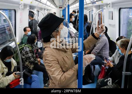 200422 – WUHAN, 22. April 2020 – Passagiere nehmen die U-Bahn-Linie 1 in Wuhan, Provinz Hubei in Zentralchina, 22. April 2020. Ab dem 22. April wurden alle öffentlichen Verkehrsmittel in Wuhan wieder in Betrieb genommen. CHINA-HUBEI-WUHAN-ÖFFENTLICHE VERKEHRSMITTEL CN SHENXBOHAN PUBLICATIONXNOTXINXCHN Stockfoto