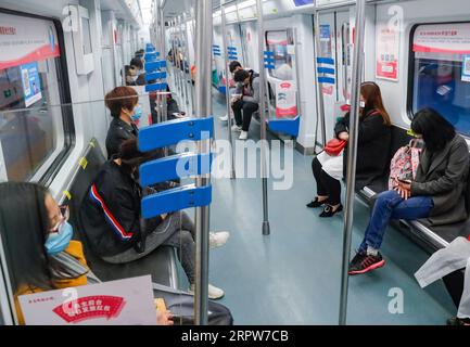 200422 – WUHAN, 22. April 2020 – Passagiere nehmen die U-Bahn-Linie 1 in Wuhan, Provinz Hubei in Zentralchina, 22. April 2020. Ab dem 22. April wurden alle öffentlichen Verkehrsmittel in Wuhan wieder in Betrieb genommen. CHINA-HUBEI-WUHAN-ÖFFENTLICHE VERKEHRSMITTEL CN SHENXBOHAN PUBLICATIONXNOTXINXCHN Stockfoto