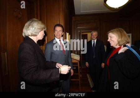 Besuch des kalifornischen Gouverneurs Arnold Schwarzenegger, zweiter von links, im Hauptquartier des Innenministeriums in Washington, D.C., für Gespräche mit Sekretär Gale Norton, ganz links, und anderen Innenbeamten Stockfoto