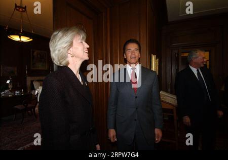 Besuch des kalifornischen Gouverneurs Arnold Schwarzenegger, zweiter von links, im Hauptquartier des Innenministeriums in Washington, D.C., für Gespräche mit Sekretär Gale Norton, ganz links, und anderen Innenbeamten Stockfoto