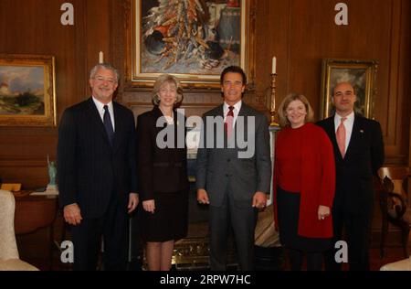 Besuch des Gouverneurs von Kalifornien Arnold Schwarzenegger, dritter von links, im Hauptquartier des Innenministeriums in Washington, D.C., für Gespräche mit Sekretär Gale Norton, zweiter von links, und anderen Innenbeamten Stockfoto