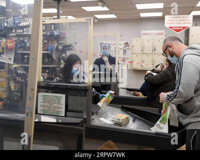 200422 -- ROM, 22. April 2020 Xinhua -- Mitarbeiter mit Gesichtsmaske und Gesichtsschutz arbeiten in einem Supermarkt in Rom, Italien, 22. April 2020. Die Coronavirus-Pandemie hat in Italien mehr als 25.000 Menschenleben gefordert, was die Gesamtzahl aktiver Infektionen, Todesfälle und Genesungen bis jetzt auf 187.327, laut den neuesten Daten, die am Mittwoch von der Katastrophenschutzbehörde des Landes veröffentlicht wurden, erhöht hat. Foto: Elisa Lingria/Xinhua ITALY-ROME-COVID-19 PUBLICATIONxNOTxINxCHN Stockfoto