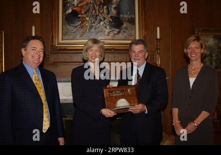 Sekretär Gale Norton, zweiter von links, überreicht Jim Maddy, Präsident der National Park Foundation, dritter von links, im Hauptquartier des Innenministeriums einen National Park Service Honorary Ranger Award Stockfoto