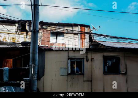 200423 -- QUEZON CITY, 23. April 2020 Xinhua -- Ein Bewohner schaut am 23. April 2020 aus dem Fenster des Shanty in einem Slum-Gebiet in Quezon City, den Philippinen. Xinhua/Rouelle Umali PHILIPPINEN-QUEZON CITY-SLUM AREA PUBLICATIONxNOTxINxCHN Stockfoto