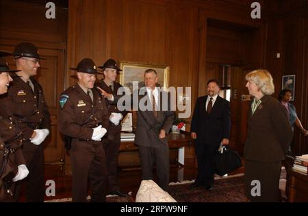 Ministerin Gale Norton trifft sich mit dem Strafverfolgungsbeamten des Bureau of Land Management im Hauptquartier des Innenministeriums Stockfoto