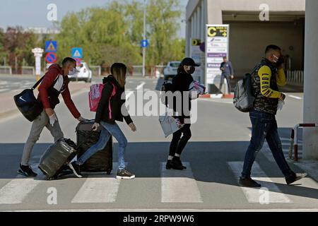 200423 -- BUKAREST, 23. April 2020 Xinhua -- Saisonarbeitnehmer aus Rumänien nach Großbritannien für die landwirtschaftliche Ernte kommen am 23. April 2020 zu ihrem Abflug am Henri Coanda International Airport in der Nähe von Bukarest, Rumänien, während der COVID-19-Pandemie. Rumänien hat in den letzten 24 Stunden 386 neue COVID-19-Fälle gemeldet, was die Gesamtzahl der bestätigten Fälle auf 096 erhöht hat, sagten die lokalen Behörden am Donnerstag. Foto von Cristian Cristel/Xinhua ROMANIA-BUKAREST-COVID-19-SAISONARBEITNEHMER PUBLICATIONxNOTxINxCHN Stockfoto