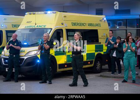 200424 -- LIVERPOOL, 24. April 2020 Xinhua -- Mitarbeiter des National Health Service NHS applaudierten vor dem Royal Liverpool University Hospital während des wöchentlichen Claps für unsere Pflegekampagne in Liverpool, Großbritannien am 23. April 2020. Foto von Jon Super/Xinhua BRITAIN-LIVERPOOL-COVID-19-CLAP FÜR UNSERE PFLEGEKRÄFTE PUBLICATIONxNOTxINxCHN Stockfoto