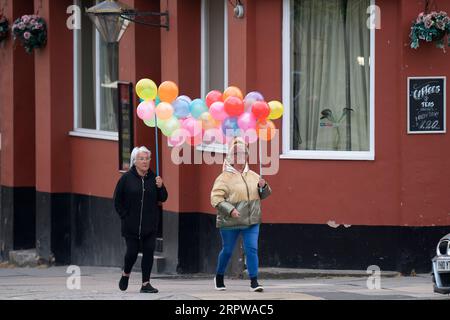 200424 -- LIVERPOOL, 24. April 2020 Xinhua -- Menschen, die Ballons tragen, laufen am Royal Liverpool University Hospital vorbei, bevor die wöchentliche Clap for Our Carers-Kampagne am 23. April 2020 in Liverpool, Großbritannien, stattfindet. Foto von Jon Super/Xinhua BRITAIN-LIVERPOOL-COVID-19-CLAP FÜR UNSERE PFLEGEKRÄFTE PUBLICATIONxNOTxINxCHN Stockfoto