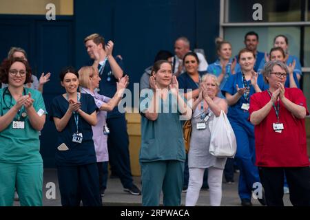 200424 -- LIVERPOOL, 24. April 2020 Xinhua -- Mitarbeiter des National Health Service NHS applaudierten vor dem Royal Liverpool University Hospital während des wöchentlichen Claps für unsere Pflegekampagne in Liverpool, Großbritannien am 23. April 2020. Foto von Jon Super/Xinhua BRITAIN-LIVERPOOL-COVID-19-CLAP FÜR UNSERE PFLEGEKRÄFTE PUBLICATIONxNOTxINxCHN Stockfoto