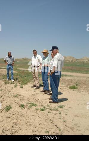 Minister Gale Norton auf dem Feld, während eines Besuchs im Powder River Basin im Nordosten von Wyoming Stockfoto