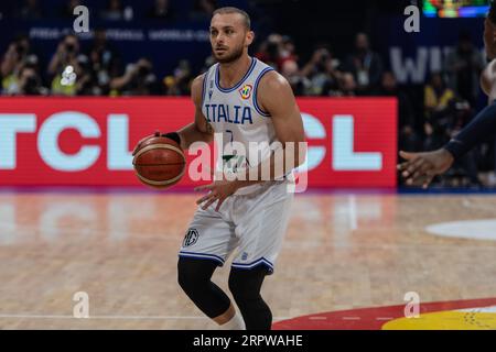 Manila, Philippinen. September 2023. Paolo Banchero (L) und Mikal Bridges (R) aus den Vereinigten Staaten und Simone Fontecchio (C) aus Italien, die während der zweiten Runde der FIBA Basketball-Weltmeisterschaft 2023 zwischen den Vereinigten Staaten und Italien in der Mall of Asia Arena-Manila in Aktion waren. Endstand: USA 109:63 Italien. Quelle: SOPA Images Limited/Alamy Live News Stockfoto