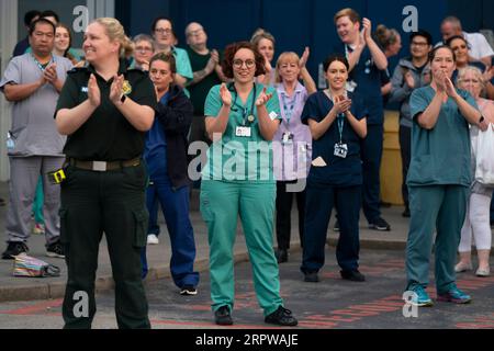 200424 -- LIVERPOOL, 24. April 2020 Xinhua -- Mitarbeiter des National Health Service NHS applaudierten vor dem Royal Liverpool University Hospital während des wöchentlichen Claps für unsere Pflegekampagne in Liverpool, Großbritannien am 23. April 2020. Foto von Jon Super/Xinhua BRITAIN-LIVERPOOL-COVID-19-CLAP FÜR UNSERE PFLEGEKRÄFTE PUBLICATIONxNOTxINxCHN Stockfoto