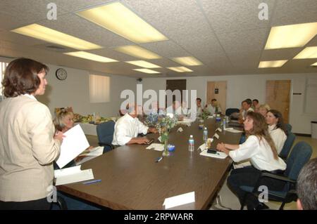 Minister Gale Norton traf sich mit Mitarbeitern des Außenbüros des Bureau of Land Management in Vernal, Utah während des Besuchs des Sekretärs im Nordosten Utahs Stockfoto