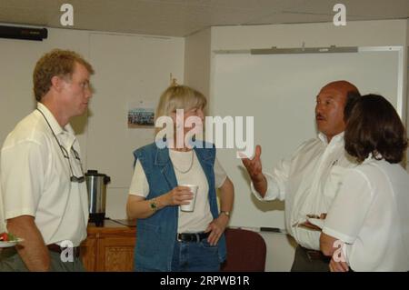 Minister Gale Norton traf sich mit Mitarbeitern des Außenbüros des Bureau of Land Management in Vernal, Utah während des Besuchs des Sekretärs im Nordosten Utahs Stockfoto