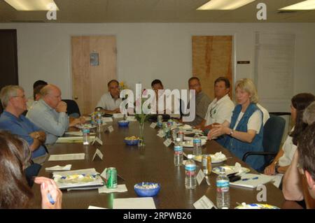 Minister Gale Norton traf sich mit Mitarbeitern des Außenbüros des Bureau of Land Management in Vernal, Utah während des Besuchs des Sekretärs im Nordosten Utahs Stockfoto