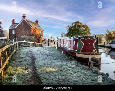 RIVER WEY COTTAGE LOCK FROST DAWN Misty Herbstfrosty Dawn over Papercourt Lock and Lock Keepers Cottage mit traditionellem Schmalboot Barge, das auf dem Fluss Wey Surrey UK vertäut ist Stockfoto