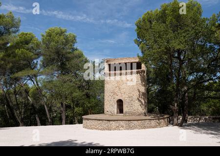 Pigeonnier aus dem 19. Jahrhundert im Fuveau-Stil: 22 m langer Steinturm, provenzalisches Wahrzeichen. Einst eine Windmühle, heute ein historisches Juwel, Frankreich Stockfoto