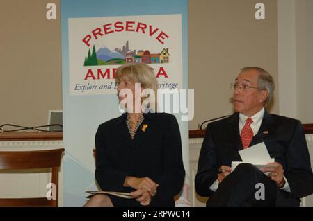 Secretary Gale Norton, links, und der Vorsitzende des Advisory Council on Historic Preservation, John Nau III, rechts, bei der Ankündigung in Washington, D.C., 24 Ortschaften als Preserve America Communities zu benennen Stockfoto