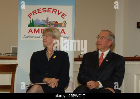 Secretary Gale Norton, links, und der Vorsitzende des Advisory Council on Historic Preservation, John Nau III, rechts, bei der Ankündigung in Washington, D.C., 24 Ortschaften als Preserve America Communities zu benennen Stockfoto