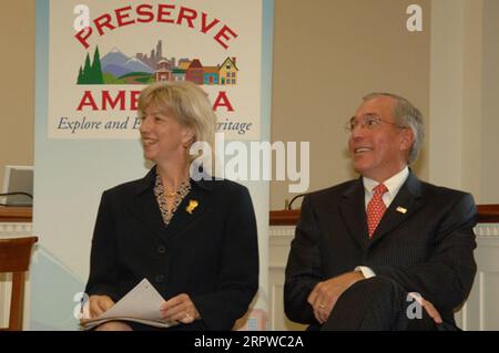 Secretary Gale Norton mit dem Vorsitzenden des Advisory Council on Historic Preservation, John Nau III, rechts, bei der Ankündigung in Washington, D.C., 24 Ortschaften als Preserve America Communities zu benennen Stockfoto