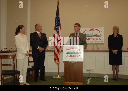 Stellvertretender Sekretär für Politik, Management und Budget, P. Lynn Scarlett, Vorsitzender des Advisory Council on Historic Preservation, John Nau III, North Carolina Kongressabgeordneter Brad Miller, Sekretär Gale Norton, links nach rechts, bei der Preserve America Communities Designation Ansage, Washington, D.C. Stockfoto