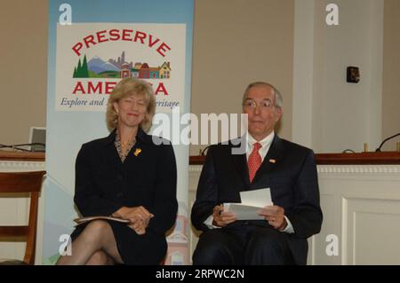 Secretary Gale Norton, links, und der Vorsitzende des Advisory Council on Historic Preservation, John Nau III, rechts, bei der Ankündigung in Washington, D.C., 24 Ortschaften als Preserve America Communities zu benennen Stockfoto