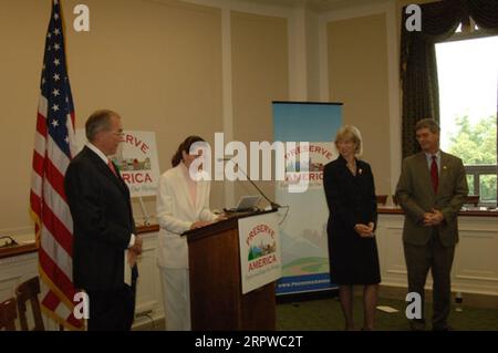 John Nau III, stellvertretender Sekretär für Politik, Management und Haushalt, P. Lynn Scarlett, Sekretär Gale Norton, Brad Miller, Kongressabgeordneter von North Carolina, links nach rechts, bei der Preserve America Communities Designation Ansage, Washington, D.C. Stockfoto