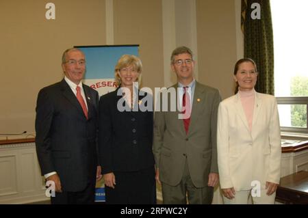 Vorsitzender des Advisory Council on Historic Preservation, John Nau III, Sekretär Gale Norton, Kongressabgeordneter von North Carolina, Brad Miller, stellvertretender Sekretär für Politik, Management und Budget, P. Lynn Scarlett, von links nach rechts, in Washington, D.C. Ankündigung von Preserve America Communities Stockfoto