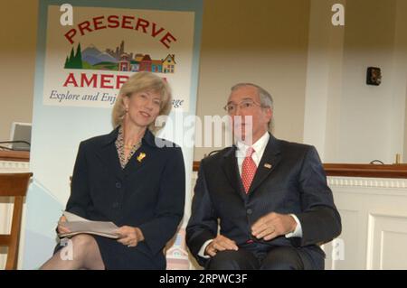 Secretary Gale Norton mit dem Vorsitzenden des Advisory Council on Historic Preservation, John Nau III, rechts, bei der Ankündigung in Washington, D.C., 24 Ortschaften als Preserve America Communities zu benennen Stockfoto