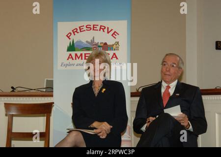 Secretary Gale Norton, links, und der Vorsitzende des Advisory Council on Historic Preservation, John Nau III, rechts, bei der Ankündigung in Washington, D.C., 24 Ortschaften als Preserve America Communities zu benennen Stockfoto