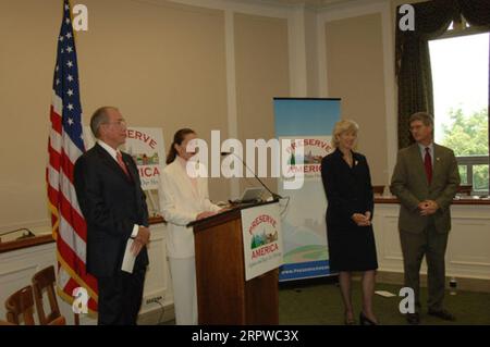 John Nau III, stellvertretender Sekretär für Politik, Management und Haushalt, P. Lynn Scarlett, Sekretär Gale Norton, Brad Miller, Kongressabgeordneter von North Carolina, links nach rechts, bei der Preserve America Communities Designation Ansage, Washington, D.C. Stockfoto