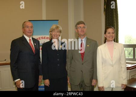 Vorsitzender des Advisory Council on Historic Preservation, John Nau III, Sekretär Gale Norton, Kongressabgeordneter von North Carolina, Brad Miller, stellvertretender Sekretär für Politik, Management und Budget, P. Lynn Scarlett, von links nach rechts, in Washington, D.C. Ankündigung von Preserve America Communities Stockfoto