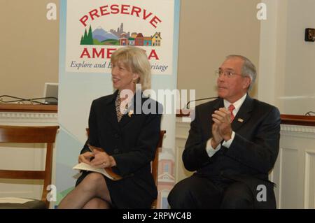 Secretary Gale Norton mit dem Vorsitzenden des Advisory Council on Historic Preservation, John Nau III, rechts, bei der Ankündigung in Washington, D.C., 24 Ortschaften als Preserve America Communities zu benennen Stockfoto