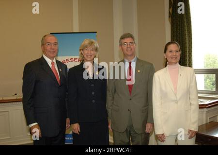 Vorsitzender des Advisory Council on Historic Preservation, John Nau III, Sekretär Gale Norton, Kongressabgeordneter von North Carolina, Brad Miller, stellvertretender Sekretär für Politik, Management und Budget, P. Lynn Scarlett, von links nach rechts, in Washington, D.C. Ankündigung von Preserve America Communities Stockfoto