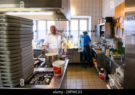 200425 -- ROSENHEIM, 25. April 2020 Xinhua -- Michael Haldek L und Christine Haldek, Eigentümer des Restaurants Fischkueche, bereiten kostenlose Mahlzeiten in der Küche des Restaurants in Rosenheim, Süddeutschland, 24. April 2020 zu. Als die COVID-19-Pandemie die süddeutsche Stadt Rosenheim heimsuchte, hat Fischkueche Fish Kitchen, ein Restaurant mit einer Geschichte von mehr als 100 Jahren, in den letzten fünf Wochen fast 2.000 kostenlose Mahlzeiten mit kostenloser Lieferung von Freiwilligen an hilfsbedürftige Menschen vor Ort bereitgestellt. Foto von Kevin Voigt/Xinhua GERMANY-ROSENHEIM-COVID-19-FREE MEALS PUBLICATIONxNOTxINxCHN Stockfoto