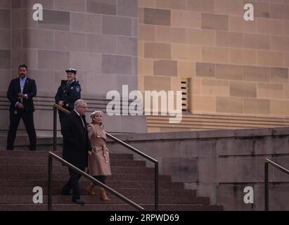 200425 -- CANBERRA, 25. April 2020 -- der australische Premierminister Scott Morrison L, Front und seine Frau markieren den Anzac Day am Australian war Memorial in Canberra, Australien, am 25. April 2020. Der Anzac-Tag, der am 25. April gefeiert wird, ist der Jahrestag der ersten großen Militäraktion, die 1915 von Truppen aus Australien und Neuseeland im Ersten Weltkrieg auf der türkischen Halbinsel Gallipoli durchgeführt wurde. Foto von /Xinhua AUSTRALIA-CANBERRA-ANZAC TAG ChuxChen PUBLICATIONxNOTxINxCHN Stockfoto