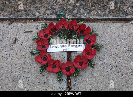 200425 -- CANBERRA, 25. April 2020 -- Foto vom 25. April 2020 zeigt einen Kranz, der den Anzac-Tag auf der Einfahrt in Canberra, Australien, markiert. Der Anzac-Tag, der am 25. April gefeiert wird, ist der Jahrestag der ersten großen Militäraktion, die 1915 von Truppen aus Australien und Neuseeland im Ersten Weltkrieg auf der türkischen Halbinsel Gallipoli durchgeführt wurde. Foto von /Xinhua AUSTRALIA-CANBERRA-ANZAC TAG ChuxChen PUBLICATIONxNOTxINxCHN Stockfoto