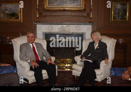 Minister Gale Norton traf sich mit dem Gouverneur von Amerikanisch-Samoa, Togiola Tulafono, links, im Hauptquartier des Innenministeriums Stockfoto