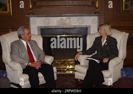 Minister Gale Norton traf sich mit dem Gouverneur von Amerikanisch-Samoa, Togiola Tulafono, links, im Hauptquartier des Innenministeriums Stockfoto