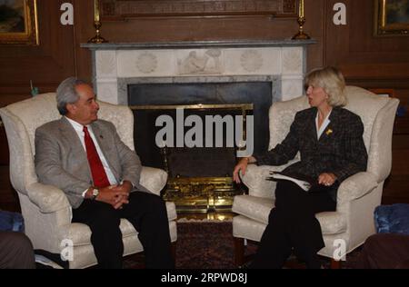 Minister Gale Norton traf sich mit dem Gouverneur von Amerikanisch-Samoa, Togiola Tulafono, links, im Hauptquartier des Innenministeriums Stockfoto