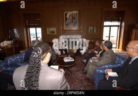 Ministerin Gale Norton trifft sich mit einer politischen Delegation aus Amerikanisch-Samoa, darunter Gouverneur Togiola Tulafono, hinten links, im Hauptquartier des Innenministeriums Stockfoto