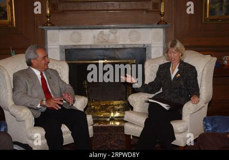 Minister Gale Norton traf sich mit dem Gouverneur von Amerikanisch-Samoa, Togiola Tulafono, links, im Hauptquartier des Innenministeriums Stockfoto