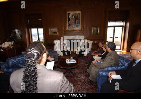 Ministerin Gale Norton trifft sich mit einer politischen Delegation aus Amerikanisch-Samoa, darunter Gouverneur Togiola Tulafono, hinten links, im Hauptquartier des Innenministeriums Stockfoto