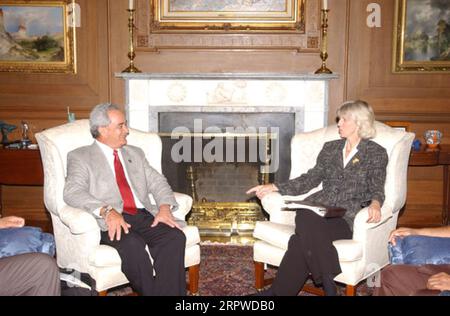 Minister Gale Norton traf sich mit dem Gouverneur von Amerikanisch-Samoa, Togiola Tulafono, links, im Hauptquartier des Innenministeriums Stockfoto