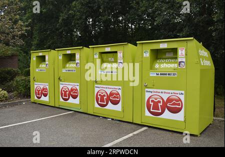 Vier Recycling-Banken für Kleidung und Schuhe im Waitrose Supermarkt in Oakgrove, Milton Keynes. Stockfoto