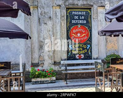 Der historische Pasaje de la Defensa ist ein beliebter Halt für Touristen im Künstlerbarrio von San Telmo in Buenos Aires, Argentinien, der ehemaligen Heimat des Ez Stockfoto