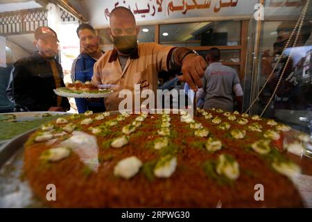 200426 -- BEIRUT, 26. April 2020 Xinhua -- Menschen kaufen während des Ramadan während der COVID-19-Pandemie in Beirut, Libanon, am 26. April 2020 Süßigkeiten. Die Zahl der COVID-19-Infektionen im Libanon stieg am Sonntag um drei auf 707 Fälle, während die Zahl der Todesfälle unverändert bei 24 blieb, berichtete die nationale Nachrichtenagentur. Foto von Bilal Jawich/Xinhua LEBANON-BEIRUT-COVID-19-RAMADAN PUBLICATIONxNOTxINxCHN Stockfoto