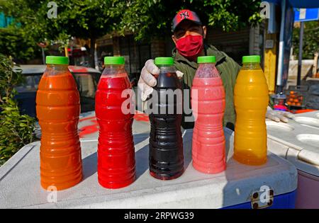 200426 -- BEIRUT, 26. April 2020 Xinhua -- Ein Verkäufer bereitet Säfte während des Ramadan während der COVID-19-Pandemie in Beirut, Libanon, am 26. April 2020 zu. Die Zahl der COVID-19-Infektionen im Libanon stieg am Sonntag um drei auf 707 Fälle, während die Zahl der Todesfälle unverändert bei 24 blieb, berichtete die nationale Nachrichtenagentur. Foto von Bilal Jawich/Xinhua LEBANON-BEIRUT-COVID-19-RAMADAN PUBLICATIONxNOTxINxCHN Stockfoto