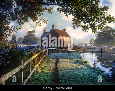 RIVER WEY COTTAGE LOCK FROST DAWN Misty Herbstfrosty Dawn over Papercourt Lock and Lock Keepers Cottage on the River Wey Surrey UK Stockfoto